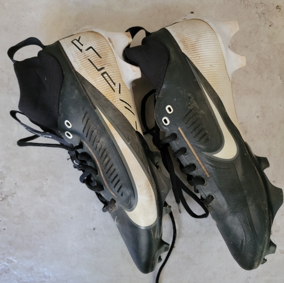 Nike Black and White Football Cleats - Picture 3 of 3